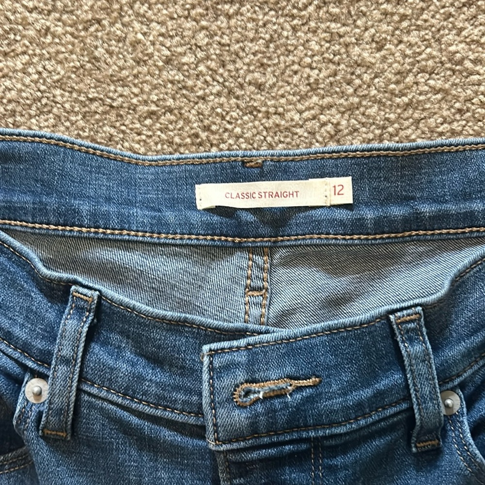 Levi’s Women's Classic Mid Rise Straight-Leg Jean - Picture 4 of 14